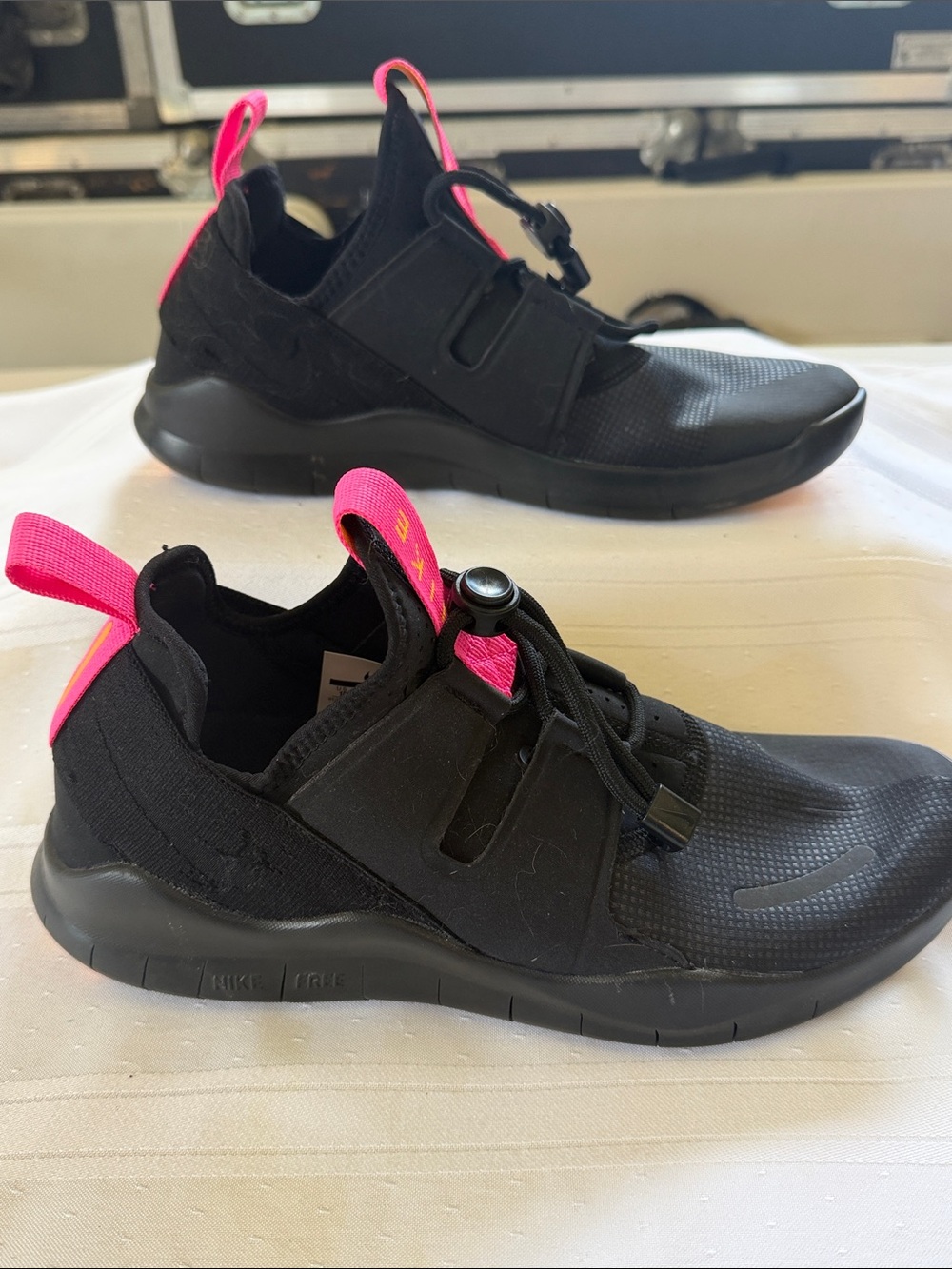 Nike Women's Black Sneakers with Hot Pink Pull Tabs - Picture 3 of 7